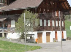 altes Schulhaus Zwischenfl&uuml;h: Gottesdienst-Standort der KG Diemtigen, Zwischenfl&uuml;h (Foto: Petra Freyer, Pfrn.)