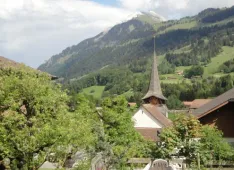 Kirche Diemtigen mit Niesen (Foto: Kirchgemeinde Diemtigen)