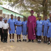 Bischof Godfrey Makumbi setzt sich für Waisenkinder ein in Kanoni, Uganda.