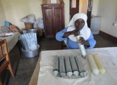 Kerzenproduktion in Sayuni, Tansania
