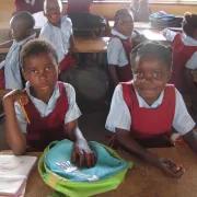Waisenkinder in Kitwe, Sambia, wird Schulbesuch ermöglicht.