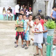 Kinder in Matinao, Philippinen, in der Schulpause.