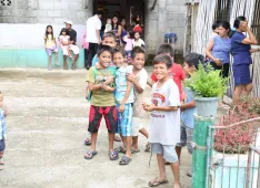 Kinder in Matinao, Philippinen, in der Schulpause.