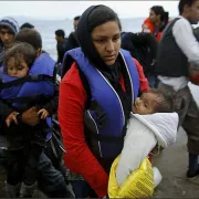 Les migrants par bateau cherchent un abri.