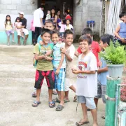 Enfants à Matinao, Philippines, pendant la récréation