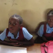 A Kitwe, Zambie, des orphelins démarrent mieux dans la vie en allant à l'école.