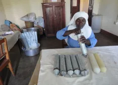 Production de bougies &agrave; Sayuni, Tanzanie