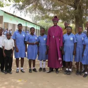L'évêque Godfrey Makumbi s'engage pour les orphelons à Kanoni, Ouganda.