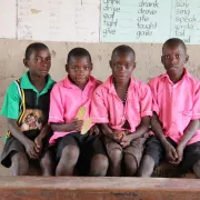 Les écoliers d'Ouganda sont reconnaissants de l'aide fournie par Etre Partenaires.