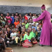 L'évêque Godfrey Makumbi devant une ribambelle d'enfants, Ouganda