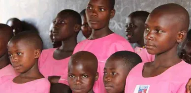 Schulkinder in Kiwenda, Uganda