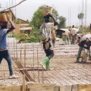 Tous se mettent au travail pour construire l'école de Bagira, Congo