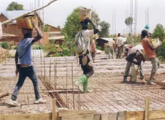 Tous se mettent au travail pour construire l'&eacute;cole de Bagira, Congo