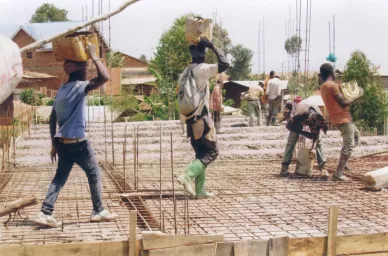 Tous se mettent au travail pour construire l&#039;&eacute;cole de Bagira, Congo