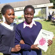 Jugendliche Waisen in Kitwe, Sambia, mit ihrem Schulbuch.