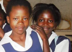 Elternlose M&auml;dchen in der Schule in Kitwe, Sambia.