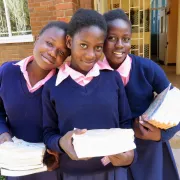 Neue Schulbücher für elternlose Schülerinnen in Kitwe, Sambia.