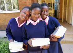 Neue Schulb&uuml;cher f&uuml;r elternlose Sch&uuml;lerinnen in Kitwe, Sambia.