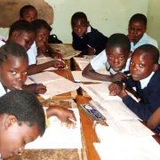 Garçons à Kitwe, Zambie, en train d'étudier