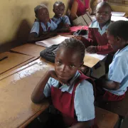De jeunes orphelins à Kitwe, Zambie, fréquentent l'école.