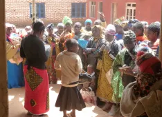 Wartende Patienten in Sayuni, Tansania