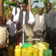 Einweihung eines neu gefassten Brunnens in Kanoni, Uganda