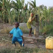Les enfants se réjouissent de l'eau potable à Kanoni, Ouganda