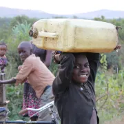 En construisant des fontaines en Ouganda, nous assurons la subsistance de la population locale.