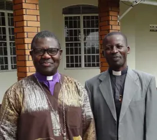 Father Fred (r), Bischof Henry Katumba Kamale