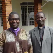Father Fred (r), Bischof Henry Katumba Kamale