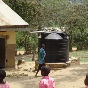 Kanoni, Uganda – Mit bescheidenem Aufwand Verbesserungen erreichen: Während der Regenzeit wird das Dachwasser der Schulhäuser gesammelt und in die Tanks gelagert.