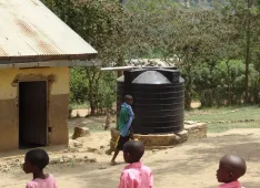 Kanoni, Uganda: Mit bescheidenem Aufwand Verbesserungen erreichen: W&auml;hrend der Regenzeit wird das Dachwasser der Schulh&auml;user gesammelt und in die Tanks gelagert.