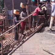 Le Congo (RDC) – Aide à l'auto-assistance : Grâce à l'achat de matériaux de construction, Etre Partenaires permet aux gens de construire un bâtiment scolaire à Bagira.