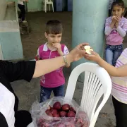 Flüchtlinge – Im Libanon werden syrische Kinder einem Flüchtlingslager unterstützt.