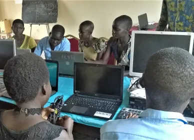 S&uuml;dsudan: Absolventinnen des Computerkurses f&uuml;r Jugendliche in Ibba.