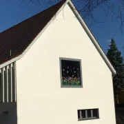 Fenster_mit_Fassade_BeZ (Kirchgemeinde Biel-Benken)