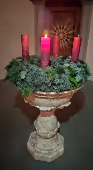 Adventskranz 1. Advent (Foto: Evangelische Kirchgemeinde Berlingen)