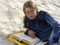 Jugendliche am Meer beim Bibellesen (foto: Kirchenweb Bilder)