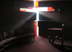 Ostern-Kreuz erhellt sich (Foto: Kirchenweb Bilder)